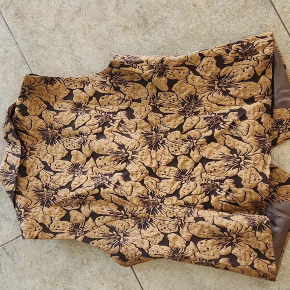 NWOT..Floral Textured Sleeveless Vest - Brown & Tan - Picture 3 of 8